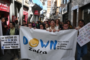 En torno a 500 personas han participado en la XII Marcha por la Diversidad organizada por la Asociación Síndrome de Down de Zafra 
