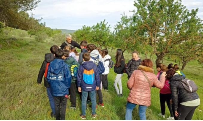 Las III Jornadas de las Orquídeas de Los Santos de Maimona llegan a las aulas de la localidad