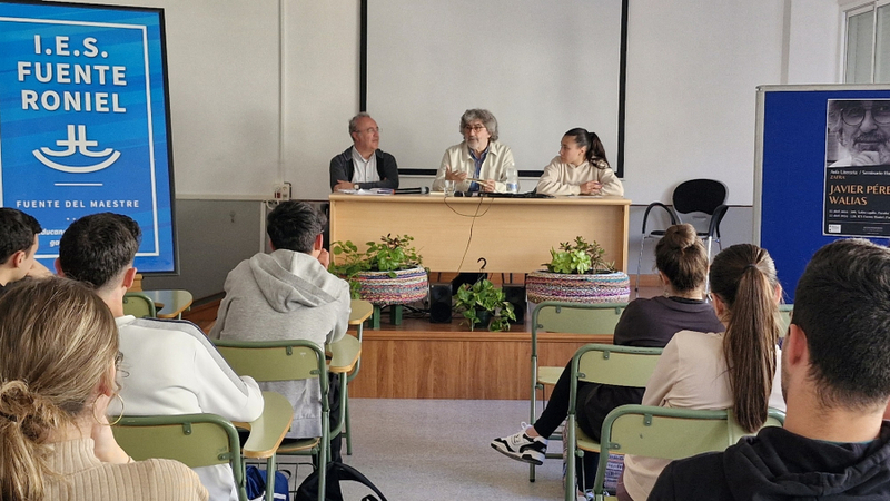 Luminoso encuentro del poeta extremeño Pérez Walias con el alumnado del IES Fuente Roniel