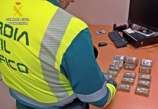 Detenido a la altura de Calzadilla de los Barros un conductor sevillano con 3 kilos de hachis con destino la provincia de Cáceres