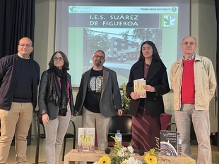 El IES `Suárez de Figuera´ de Zafra ha entregado el XXVI Premio de Poesía `García de la Huerta´ al cacereño Miguel Ángel Casasola