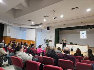 El psicólogo Carlos Pajuelo ofreció una interesante charla sobre la adolescencia en Fuente del Maestre