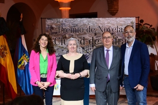 La escritora Beatriz Carrero-Blanco recibió ayer de manos del alcalde el I Premio de Novela `Ciudad de Zafra´