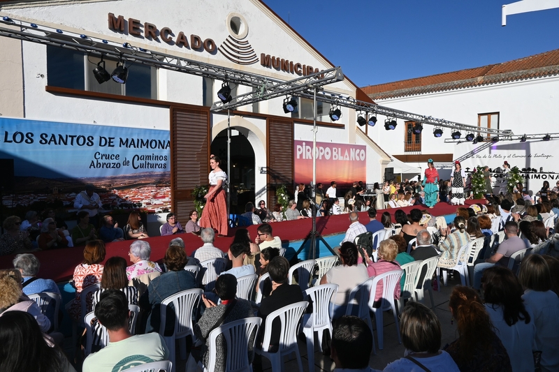 La II Feria de la Moda `Piropo Blanco´ en Los Santos de Maimona se clausura con gran éxito de participación y objetivos cumplidos
