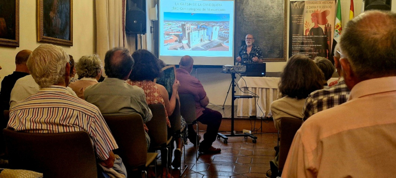 Brillante conferencia de Joaquín Pascual sobre el patrimonio de Fuente del Maestre en el Parador Nacional de Zafra