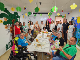 La Consejera de Salud y Servicios Sociales visitó el Plan de Respiro Familiar de Fuente del Maestre