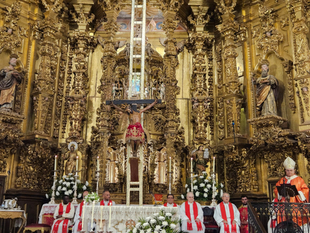 El Cristo de las Misericordias descendió de su camarín ante el imponente templo parroquial fontanés