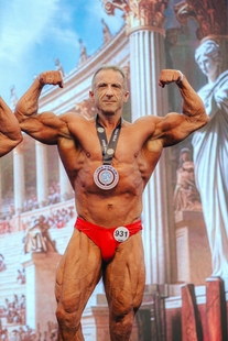 El culturista José Luis Ortiz de Los Santos de Maimona medalla de bronce en la IFBB World Cup Madrid 2025