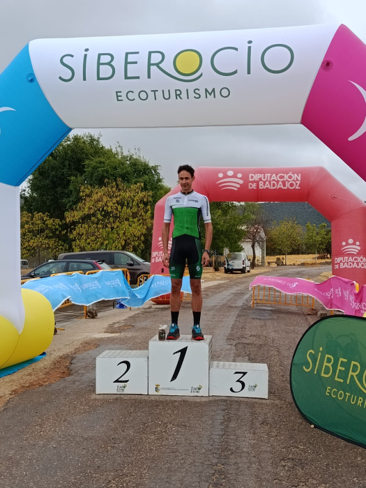 El fontanés Alberto Arévalo campeón Máster 30 del Open Extremadura de Media Maratón en bicicleta de montaña