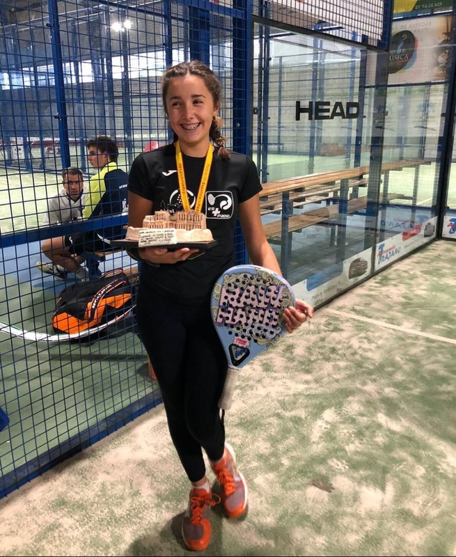 La campeona de Extremadura de pádel María Trenado visita Marbella Playa Hotel