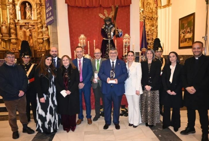 El Ayuntamiento de Los Santos de Maimona recibe el Premio Nazareno durante el XX Pregón de esta cofradía