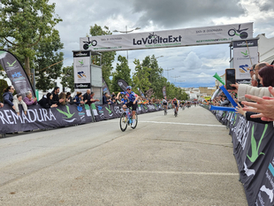 Fuente del Maestre vuelve a vibrar con el ciclismo en la Vuelta Ciclista a Extremadura Femenina