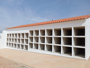 El Ayuntamiento de Los Santos de Maimona finaliza la construcción de 84 nuevos nichos en el Cementerio Municipal 