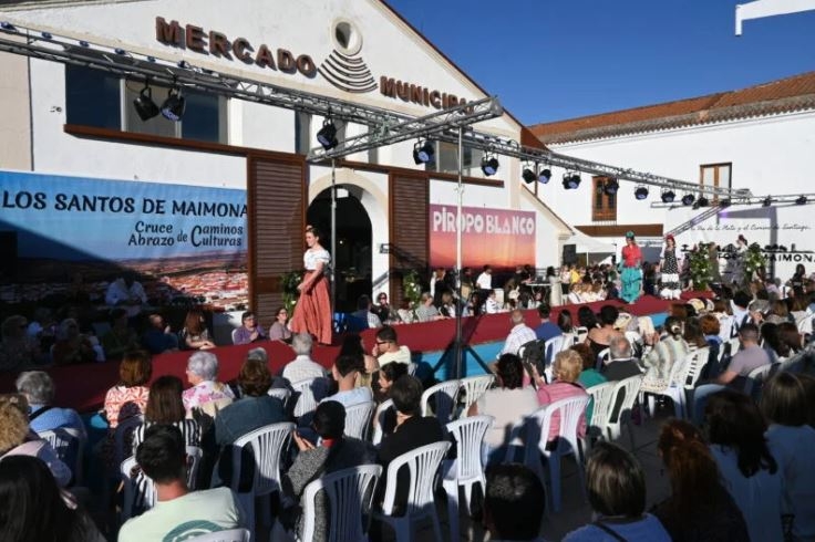 Desfiles, comercio local y ocio se dan cita en la III Feria de la Moda `Piropo Blanco´ en Los Santos de Maimona