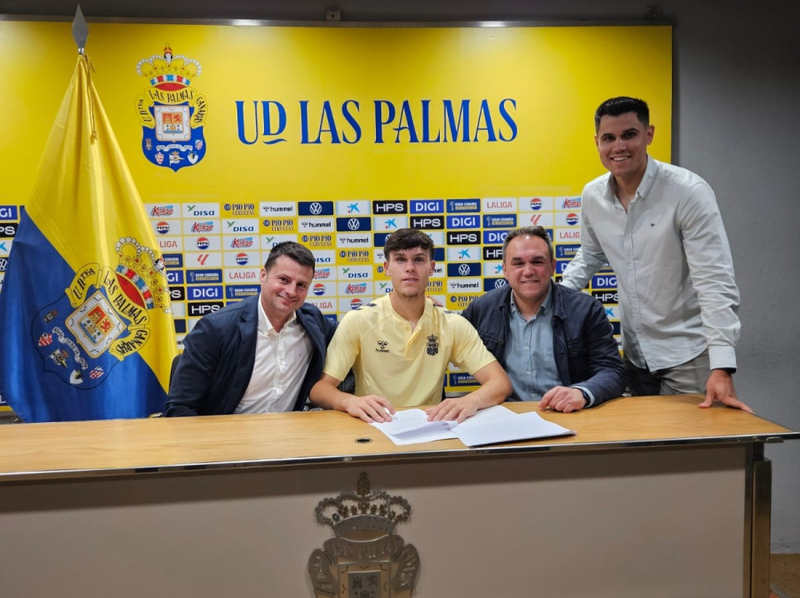 El fontanés Iñaki González firma con la UD Las Palmas su primer contrato en el fútbol profesional