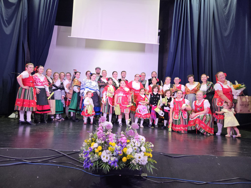 La Asociación Cultural de Coros y Danzas `Mis Raíces´ de Fuente del Maestre clausuró el Curso de Bailes Regionales 2025/2026