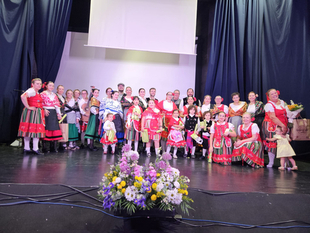 La Asociación Cultural de Coros y Danzas `Mis Raíces´ de Fuente del Maestre clausuró el Curso de Bailes Regionales 2025/2026