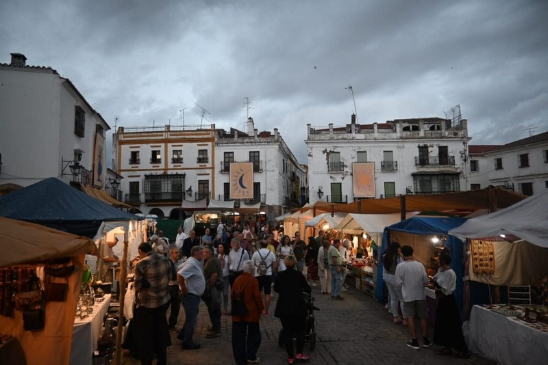 El Mercado del Siglo de Oro llena el fin de semana las plazas porticadas de historia y animaciones en `De la Luna al Fuego»´ de Zafra
