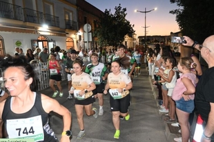 Unos 600 corredores de todas las edades se dieron cita en la Nocturna Santeña