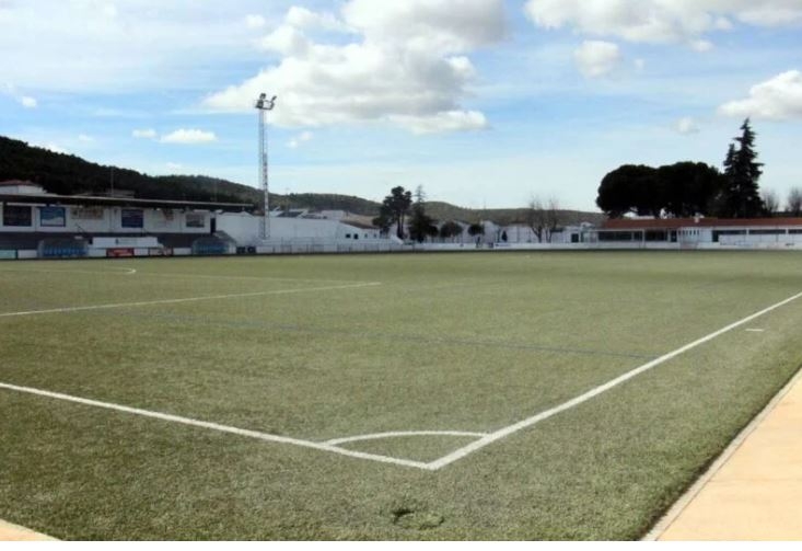 El Ayuntamiento de Los Santos de Maimona renovará el césped artificial del campo de fútbol con una inversión de más de 193.000 euros