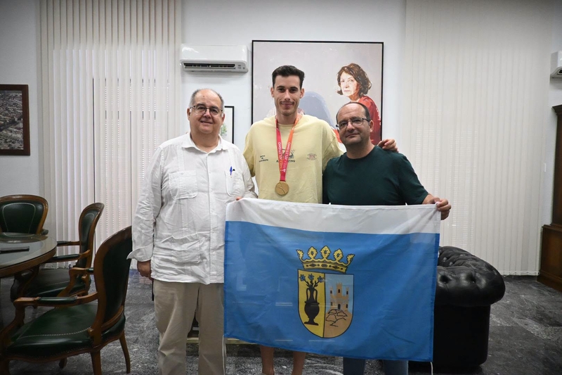 El atleta zafrense David Barroso recibido en el ayuntamiento tras sus últimos éxitos