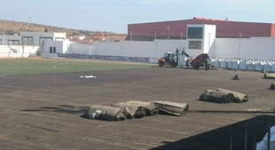 El Ayuntamiento de Los Santos renueva el césped artificial del campo de fútbol con una inversión de 193.096 euros