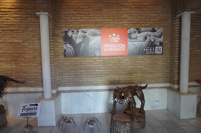 El pabellón de la Diputación de Badajoz de la Feria de Zafra cuenta con dos exposiciones sobre forja y fotografías