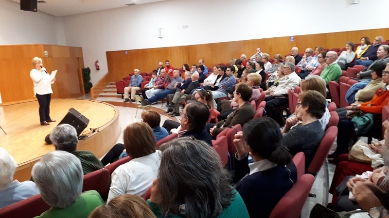 Multitudinaria presencia de público en la Fuente del Maestre en la presentación del curso `Al Encuentro con la Cultura