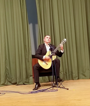 Brillante concierto de guitarra a cargo de Carlos Almoril en Fuente del Maestre